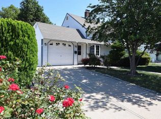 5 Redwing Ln, Levittown, NY 11756