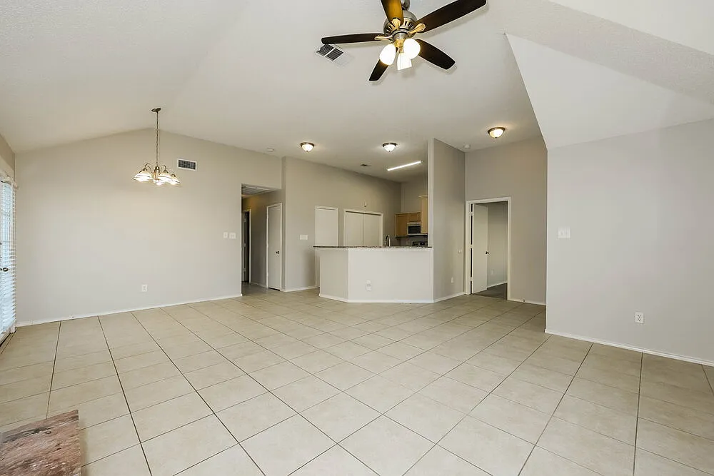 3 bed, 2.0 bath, 1415 sqft, $2,075 — Photo 3