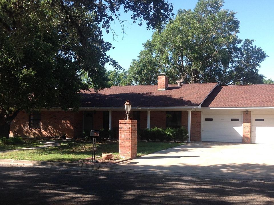 Great family home in lovely neighborhood!