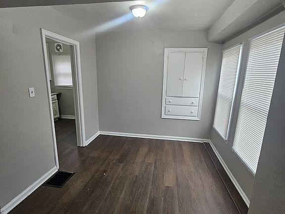 3rd image of 3438 Caroline Ave