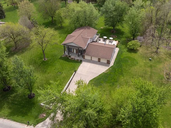 4531 Deer View Rd, Cedar Rapids, IA 52411
