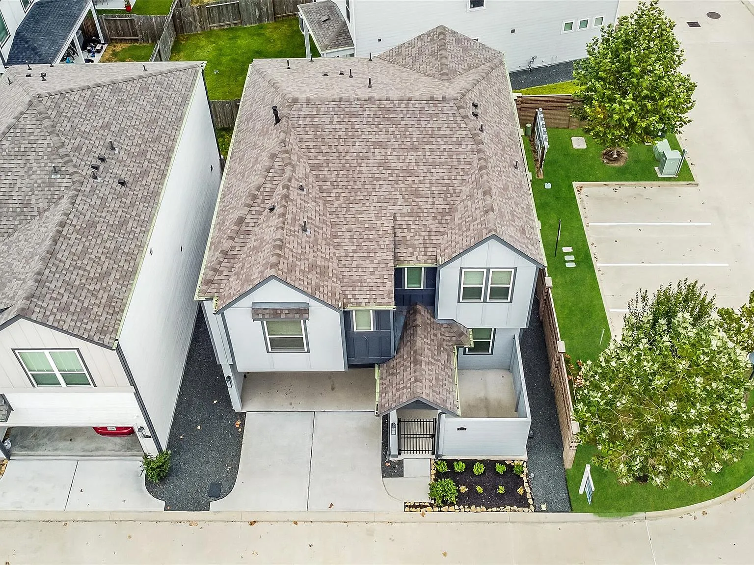 3 bed, 3.0 bath, 2331 sqft, $3,300 — Photo 3