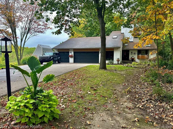 1510 Milford Hills Dr, Milford, MI 48381