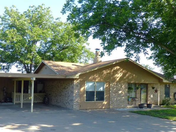 209 N Loop Dr, Brady, TX 76825