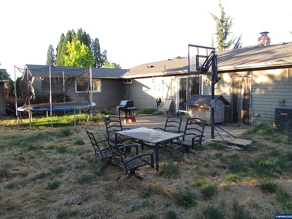 4th image of 360 Cindy Ln NW