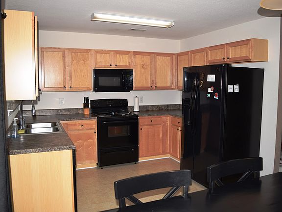 Nice cabinets & appliances