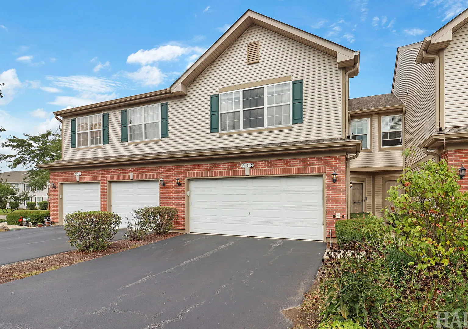 3 bed, 2.5 bath, 1696 sqft, $2,800 — Photo 2
