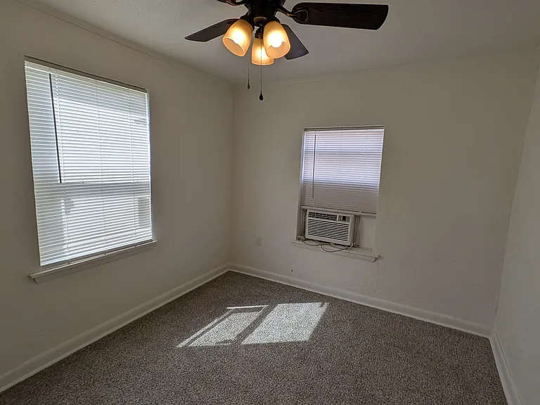 320 W Dill St — Photo 4