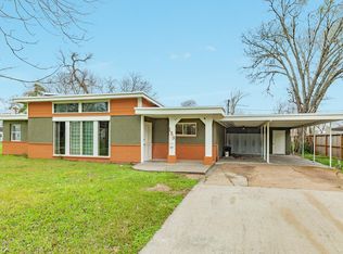 159 Oak Dr, Lake Jackson, TX 77566