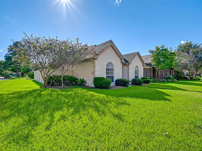 14303 Reissen Ln — Photo 4