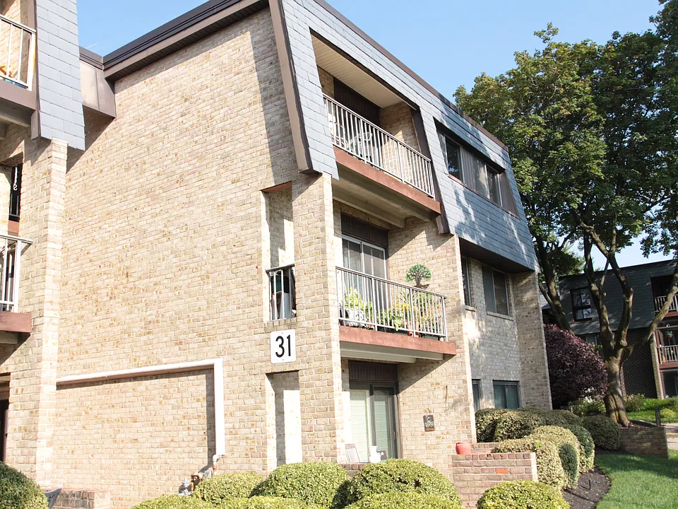 31 Stonehenge Cir #10