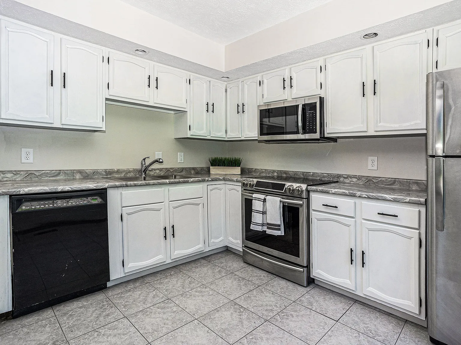 3 bed, 1964 sqft, $1,950 — Photo 3
