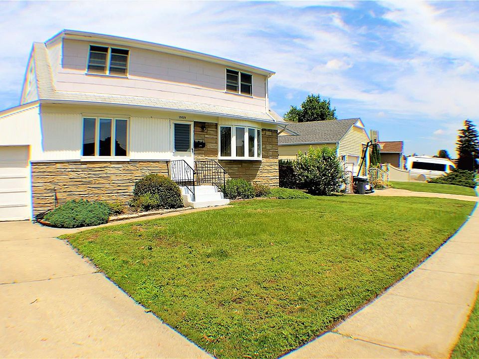1st image of 1909 Longfellow Avenue