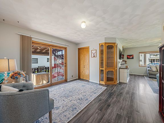 5th image of 810 Oviatt St