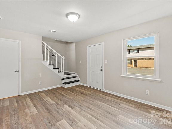 5th image of 620 Elaine St