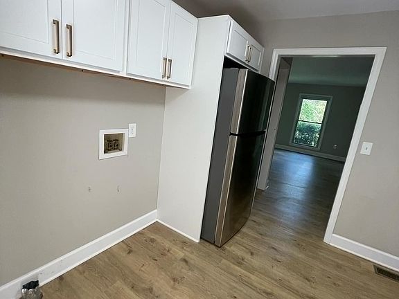 Another angle of the kitchen. The washer/dryer go between the pantry (end left) and the fridge (end right).