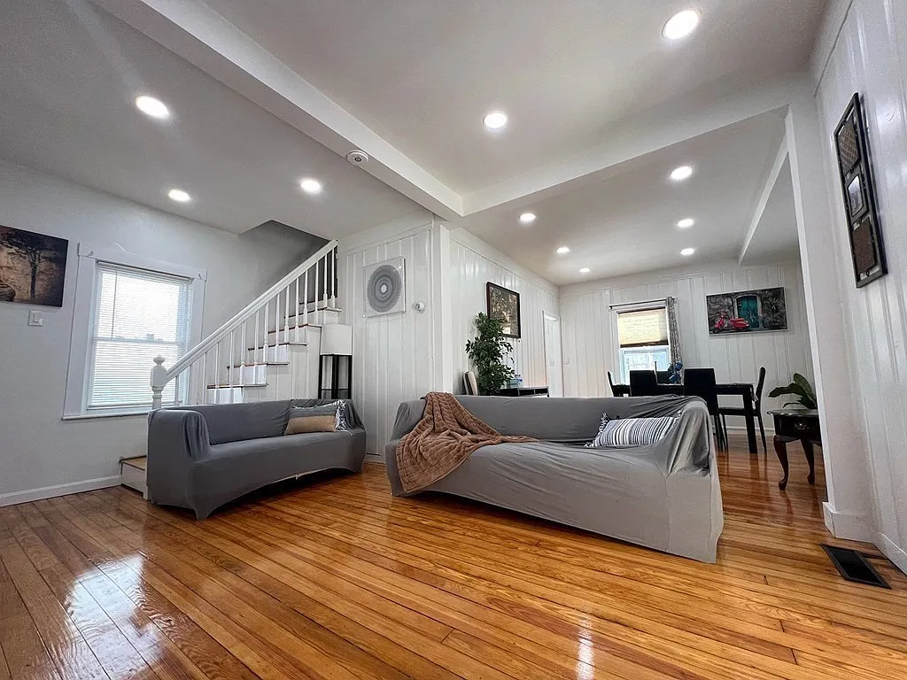 3 bed, 1186 sqft, $3,400 — Photo 2