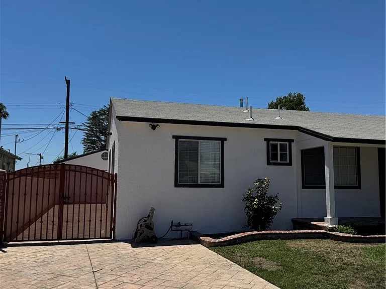 8739 Tyrone Ave — Photo 44