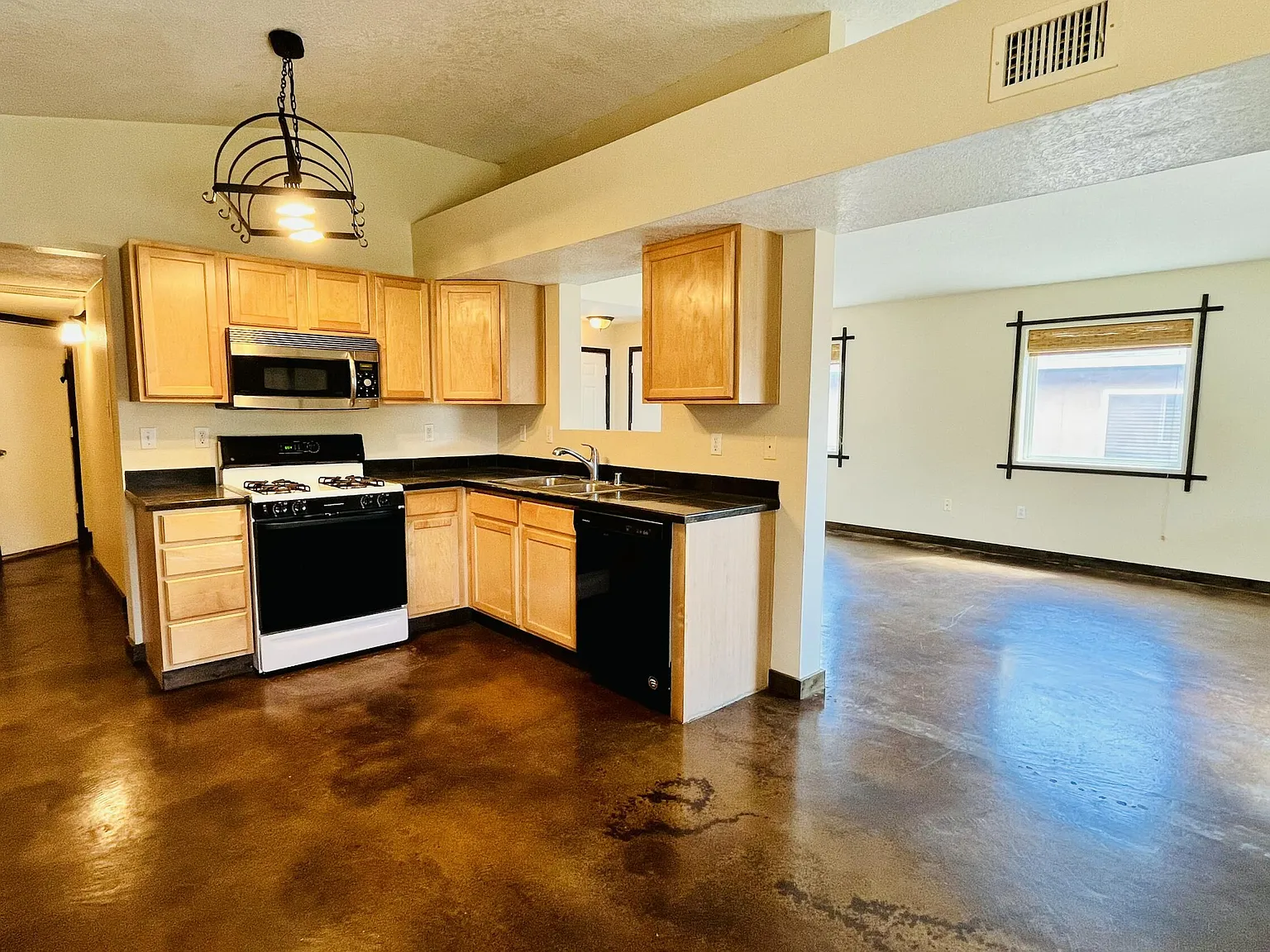 3 bed, 2.0 bath, 1488 sqft, $2,399 — Photo 4