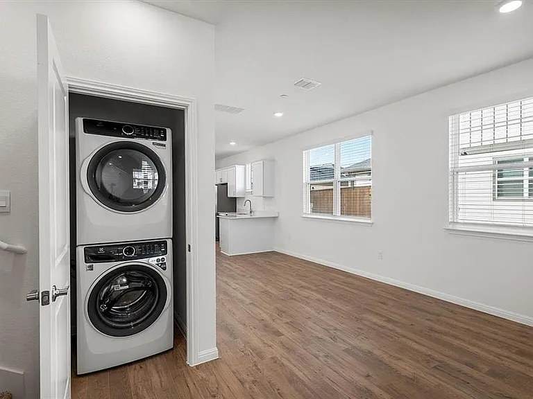 2517 Violet Theo Ln — Photo 16