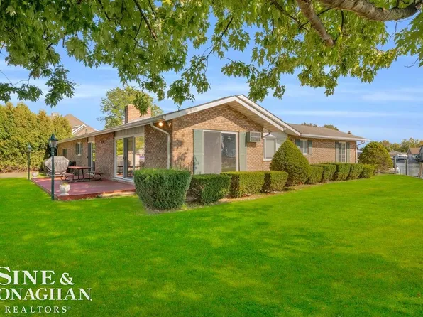 7292 Bluebill Rd, Algonac, MI 48001
