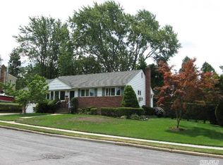 24 Lark Ct, Old Bethpage, NY 11804