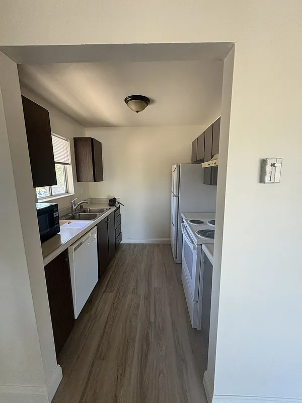 2 bed, 1.0 bath, 781 sqft, $1,900 — Photo 3