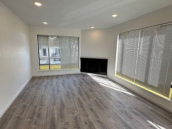 4th image of 125 Bay St APT 1