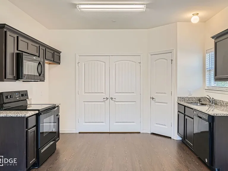 1412 Lake Crest Ln — Photo 12