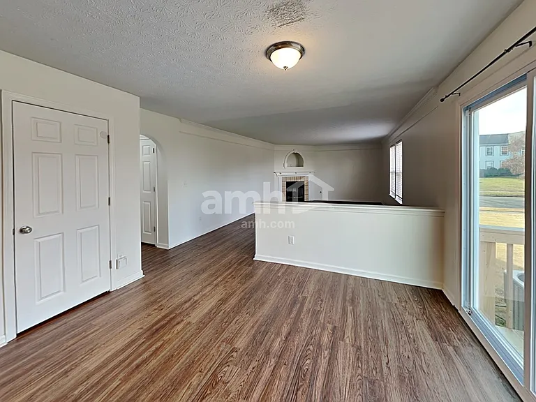 125 Simsbury Ct — Photo 4