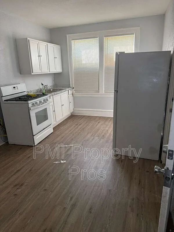 3 bed, 1.0 bath, $1,295 — Photo 2