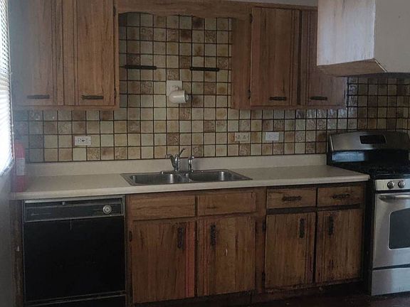 4th image of 18940 Oakwood Ct
