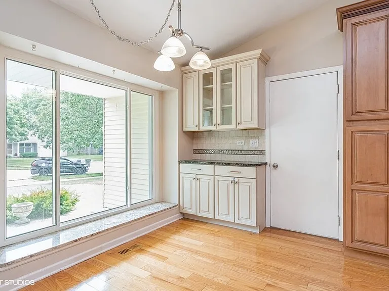 421 Bayview Ave — Photo 5