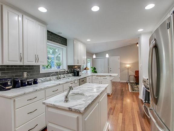 4th image of 429 Birchwood Ct