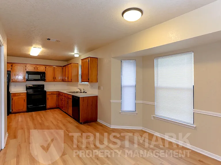1001 Joe Morse Dr — Photo 6