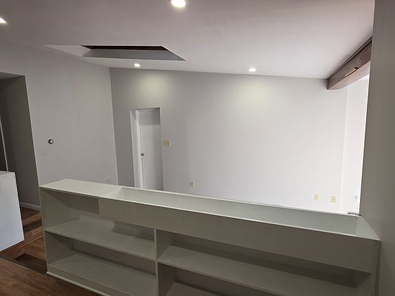 5th image of 124 N Main St APT 3