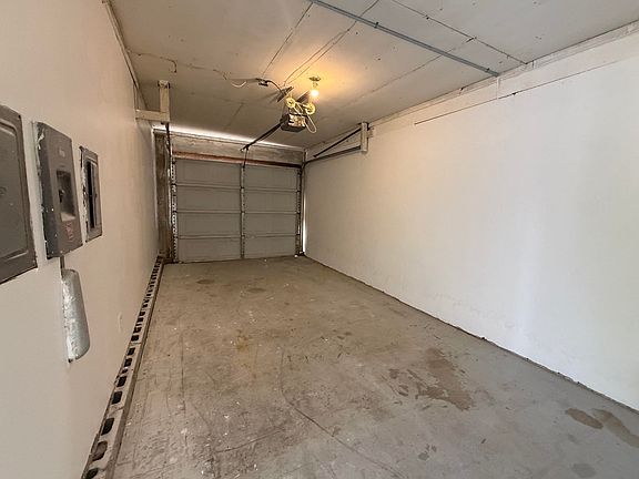 4th image of 810 W 1st St