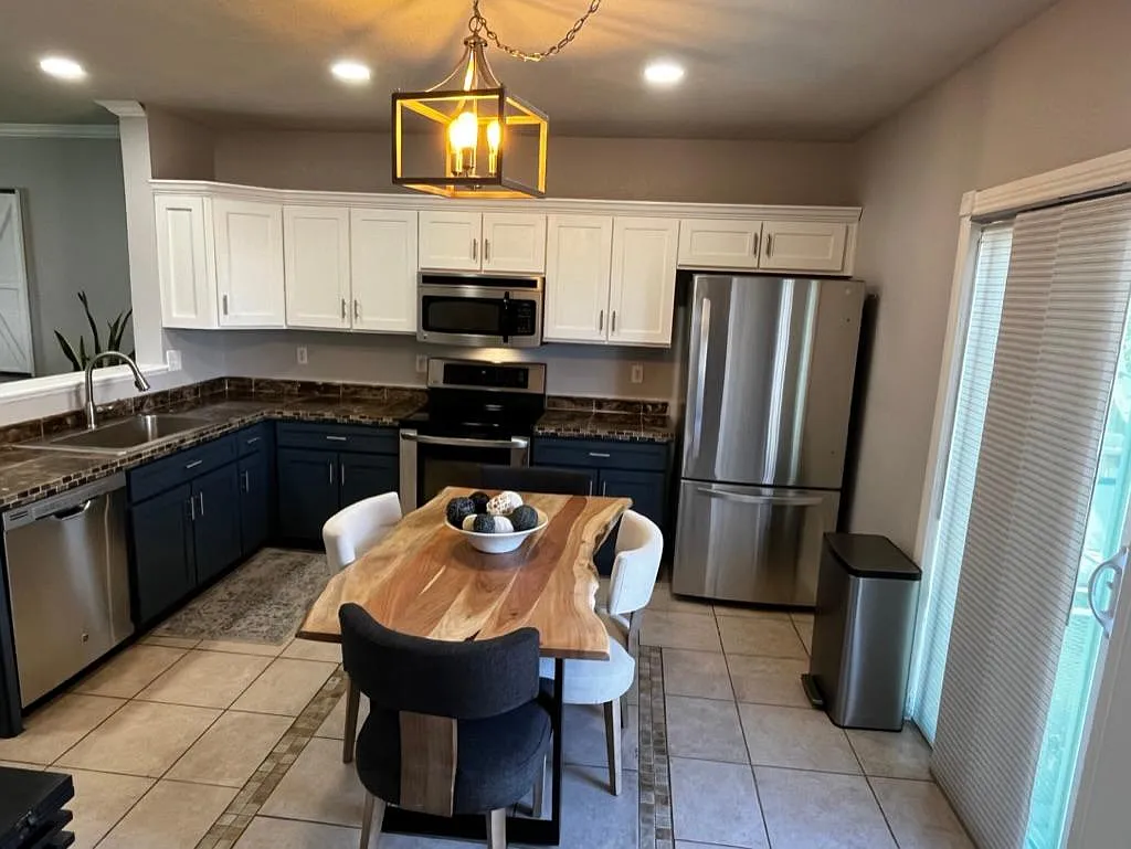 3 bed, 1220 sqft, $2,300 — Photo 4