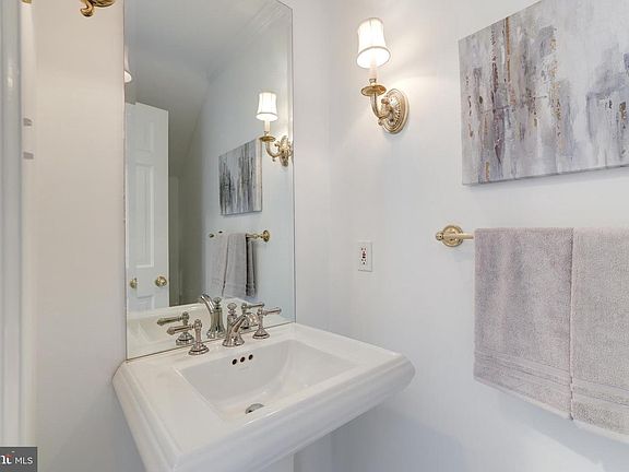 5th image of 214 N Columbus St