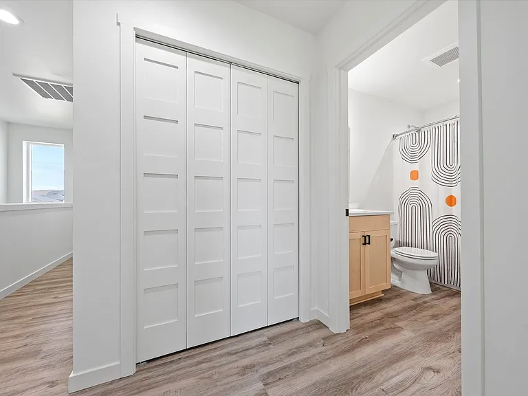 638 G St NE — Photo 52