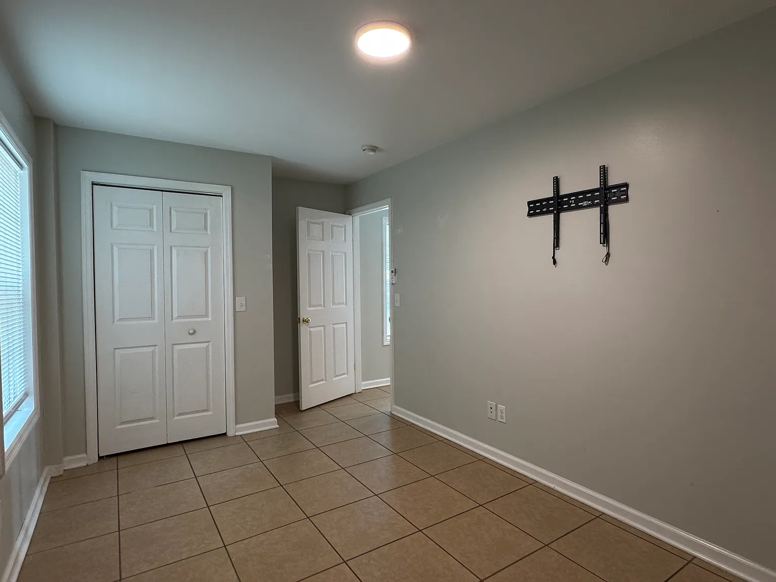 1 bed, 375 sqft, $875 — Photo 3