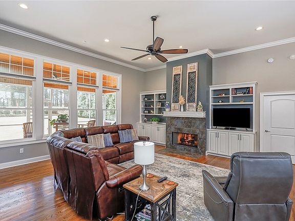 3rd image of 304 Merriman Trl