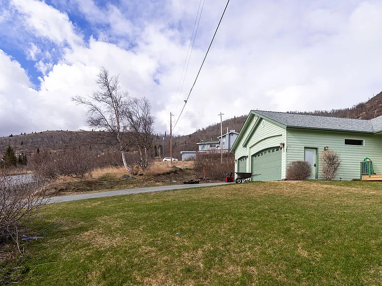 13431 Canyon Rd — Photo 43