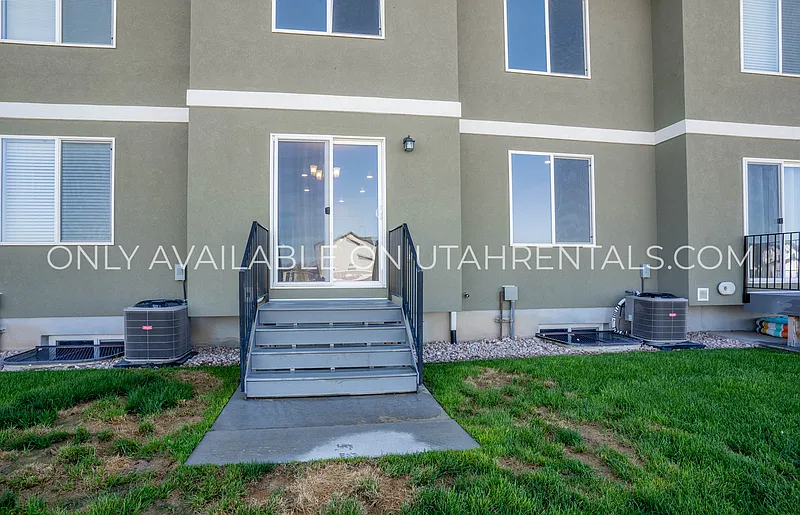 3 bed, 2.0 bath, 2300 sqft, $1,925 — Photo 3