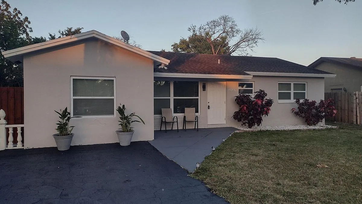 3 bed, 2.0 bath, 1425 sqft, $3,200 — Photo 1