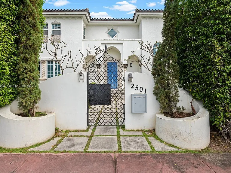 2501 Pine Tree Dr — Photo 42