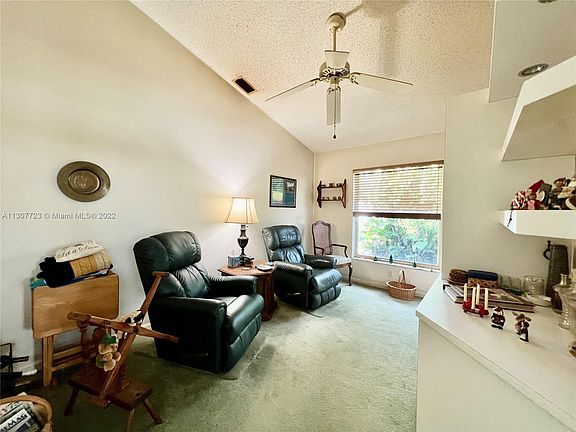 5th image of 1375 E Fairfax Cir E