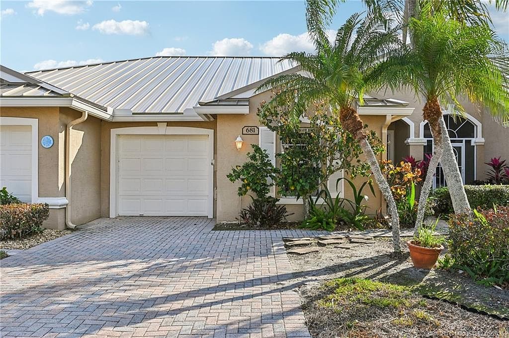 681 NW Broken Oak Trl