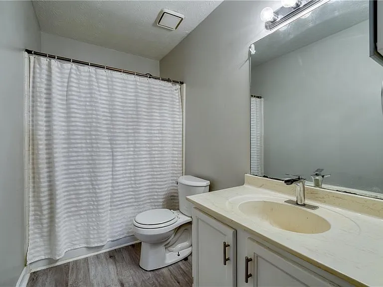 1445 Oakridge Cir — Photo 21
