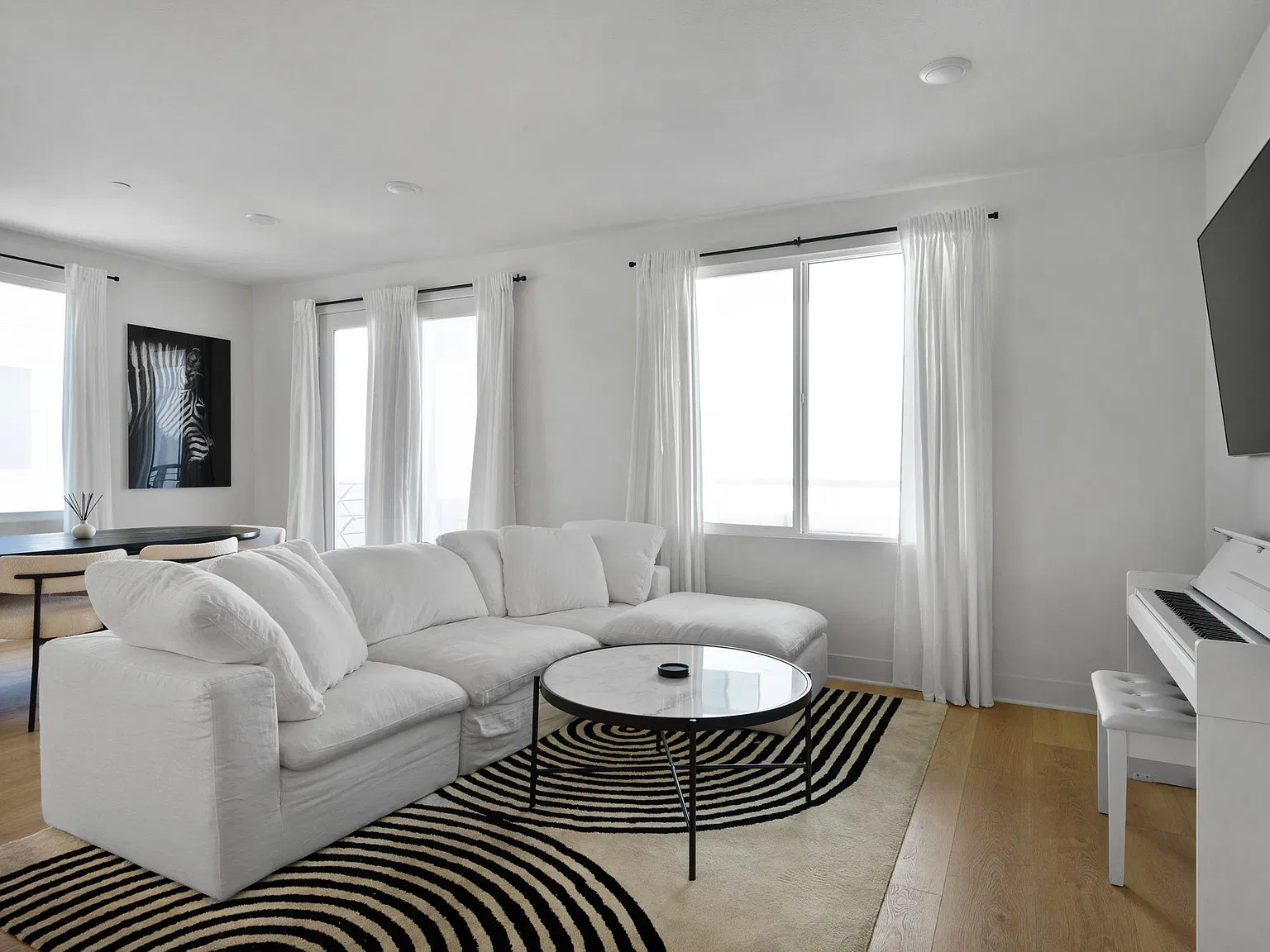 2 bed, 1501 sqft, $6,000 — Photo 3